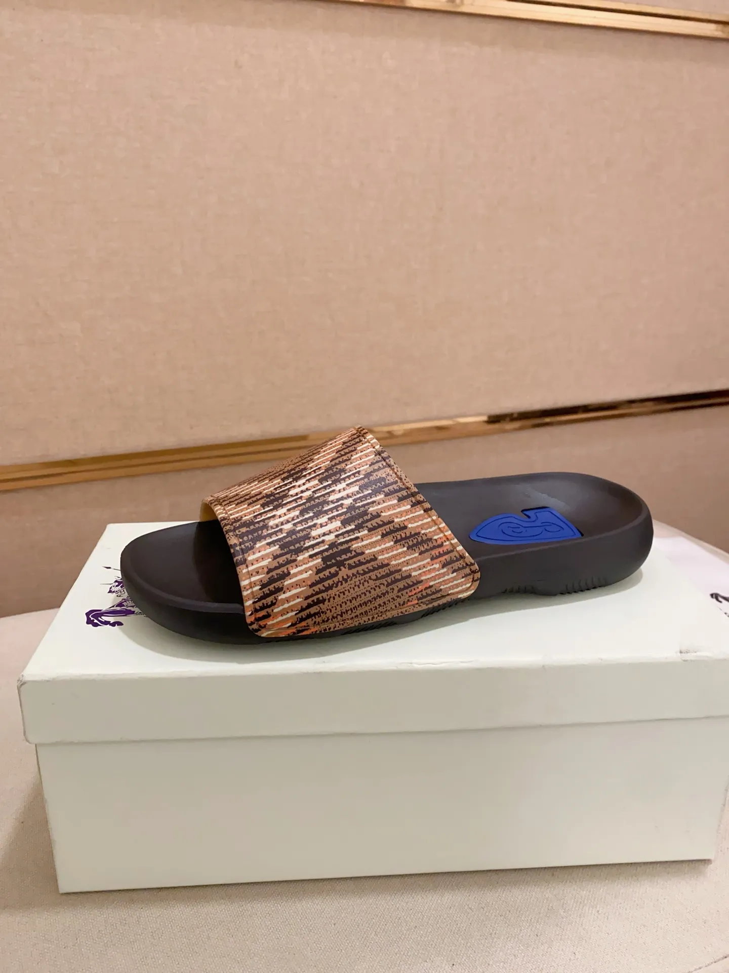Men's shoes 💰: 320💰 [Burberry slippers] High-end men's shoes brand official website 1:1 latest masterpiece: original mold customization, the fabric is made of imported original rubber material, upgraded outsole, lighter and non-slip. The market's top quality, simple yet tasteful, a must-have for fashionistas, fashionable at your feet, full of confidence, the same style at the counter 👍The season of summer slippers is here. Code: 39-46